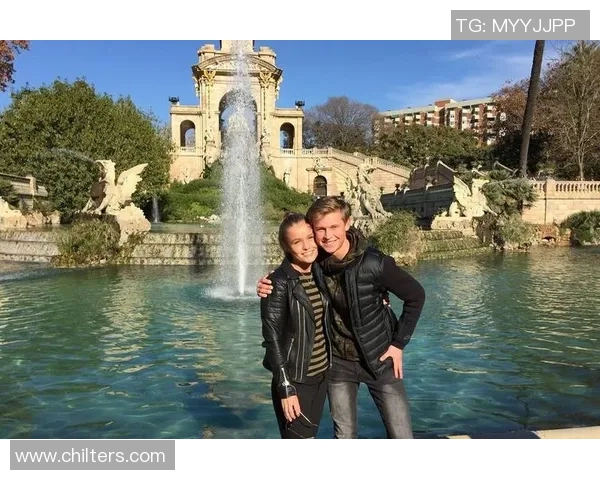 足球球星怀抱宠物狗温馨合影展现柔情一面引发粉丝热议