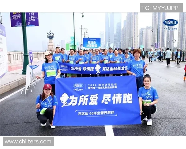 足球巨星场边畅饮牛奶展现健康活力引领运动营养新风尚